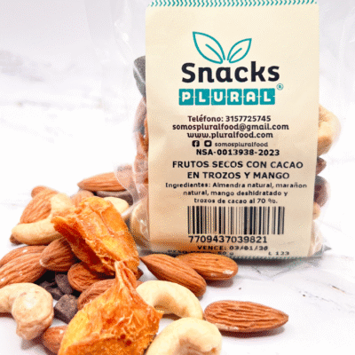 Frutos secos con cacao en trozos y mango