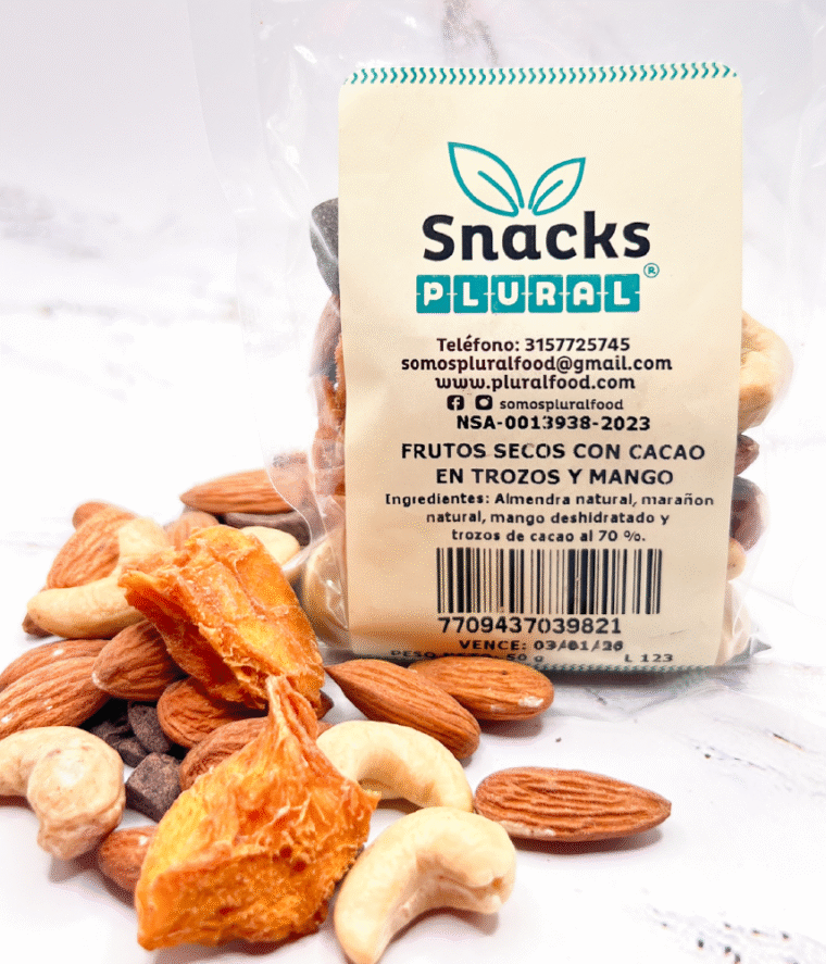 Frutos secos con cacao en trozos y mango