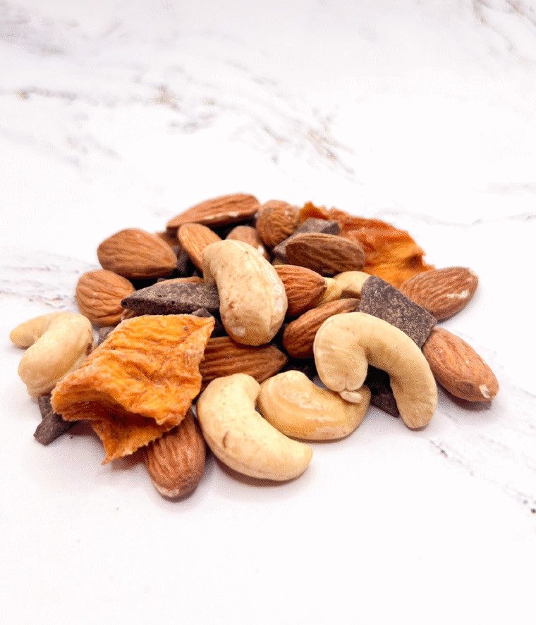 Frutos secos con cacao en trozos y mango - Imagen 3